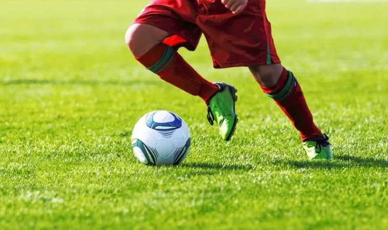 Tìm Hiểu Kỹ Thuật Đá Bóng Bằng Mu Bàn Chân: Bí Quyết Thành Công 2 Kỹ thuật đá bóng bằng mu bàn chân